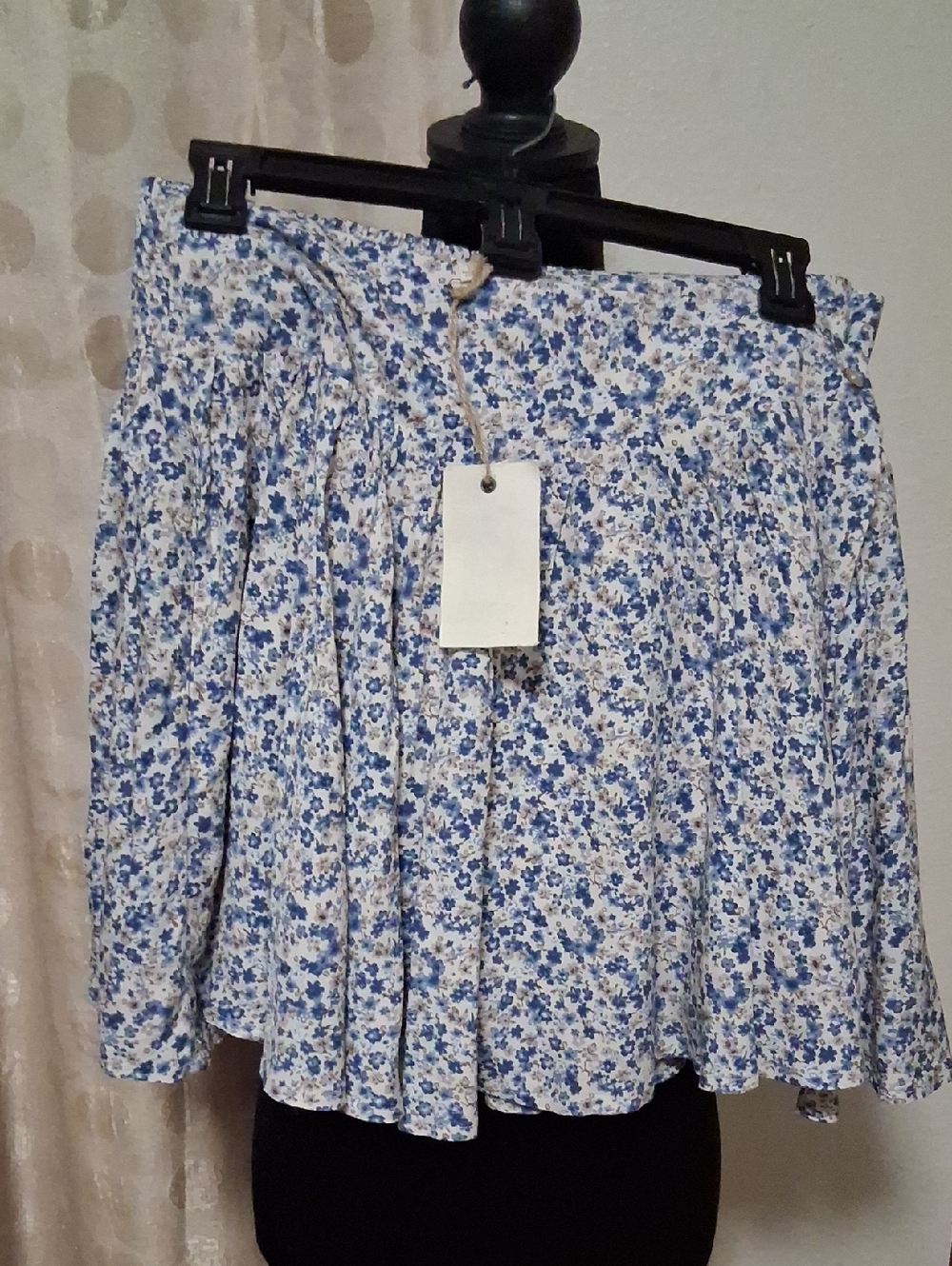 Boutique Easel Women's Blue Floral Pleated Skirt With Elastic Band In Back.